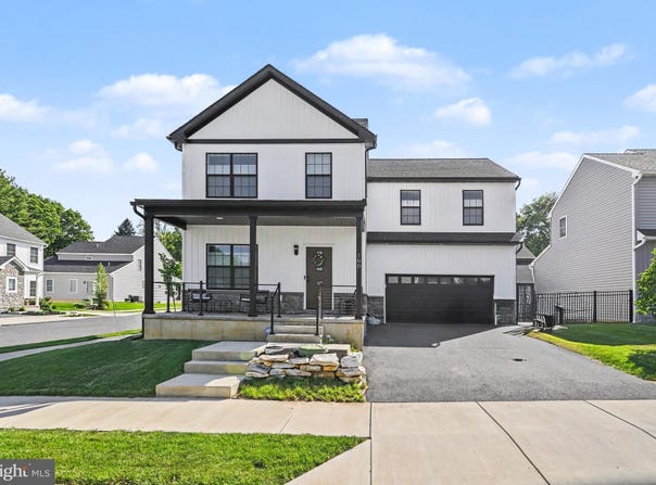 100 MEADOWS Bend, LITITZ, PA 17543