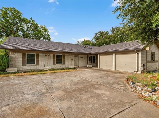 8933 Kincaid Drive, Benbrook, TX 76116