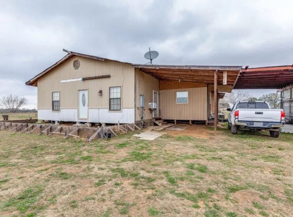 1619 County Road 7711, Devine, TX 78016