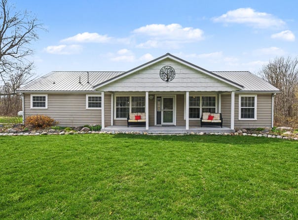 45284 Co Rd 703, Coloma, MI 49038
