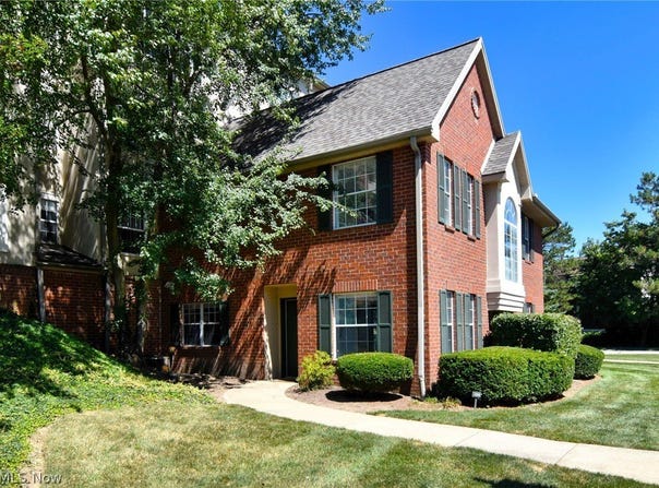 200 Fox Hollow Drive, Mayfield Heights, OH 44124