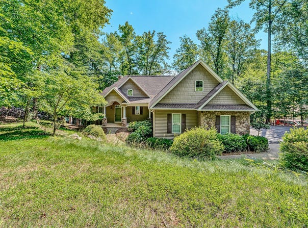 1617 Walnut Run Dr, Hardy, VA 24101