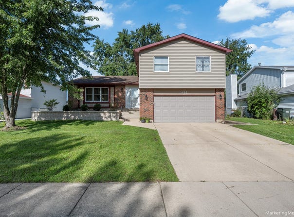 490 Heather Lane, Carol Stream, IL 60188