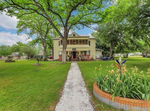 203 W Commerce St, San Saba, TX 76877