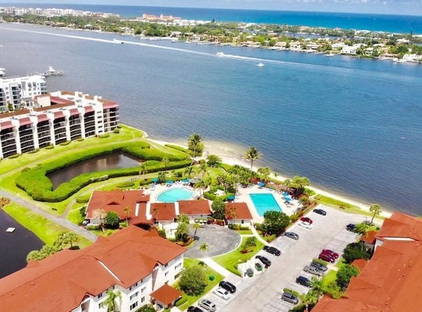 7030 Half Moon Circle, Hypoluxo, FL 33462