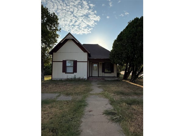 1115 S Concho Street, Coleman, TX 76834