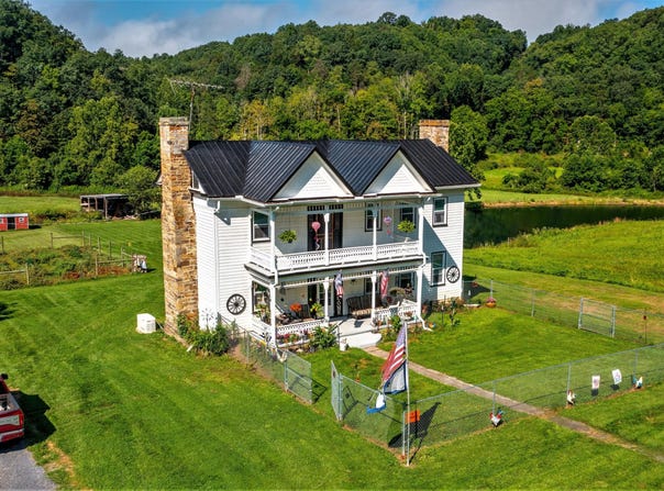 8079 Wayside Creamery Rd, Alderson, WV 24910