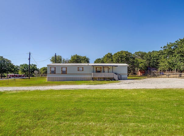 173 Briar Oaks Drive, Azle, TX 76020