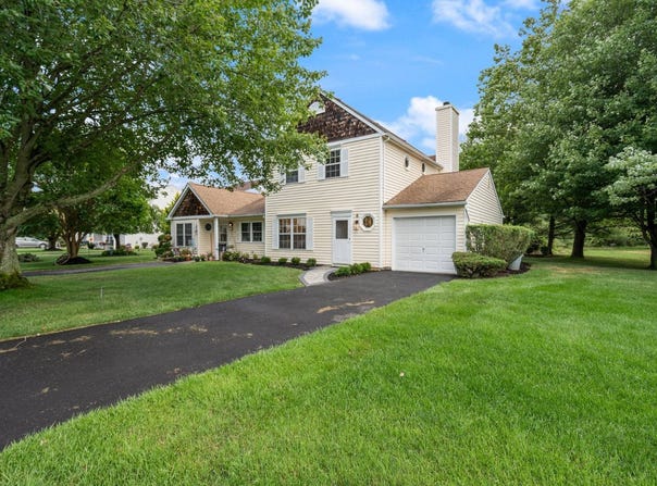 6 Doe Path, Coram, NY 11727