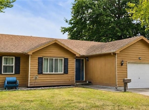 823 S Sycamore Street, Ottawa, KS 66067
