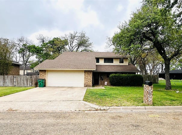 1904 N Hoover Ave, Cameron, TX 76520