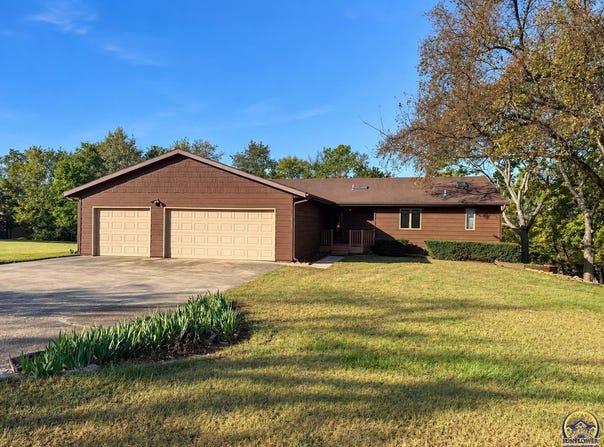 6221 Ridgeview DR, Ozawkie, KS 66070
