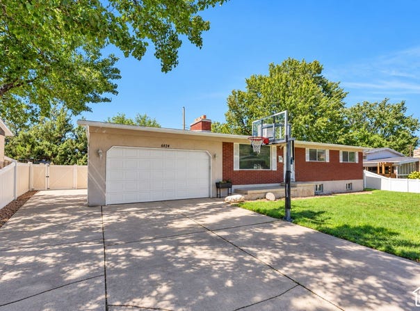 6824 S NYE Dr, Cottonwood Heights, UT 84121