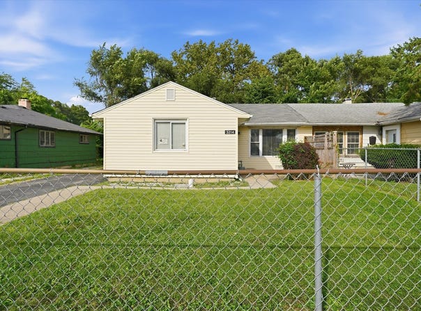 3214 Mcbreen Avenue, Robbins, IL 60472