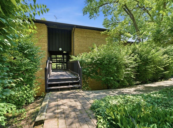 5517 E Lake Drive, Lisle, IL 60532