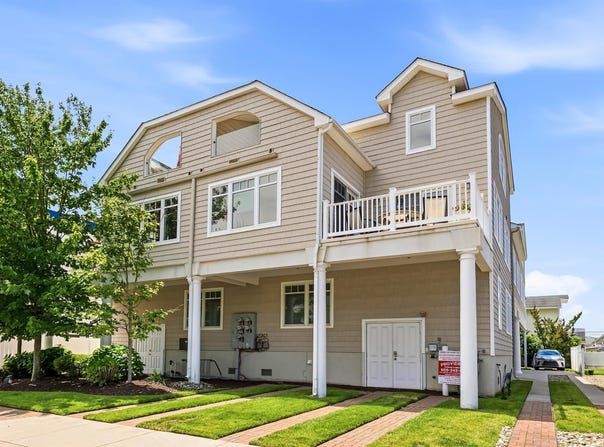 4 N Monroe Ave, Margate, NJ 08402