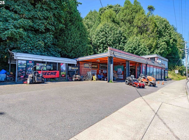 2238 TREMONT St, NorthBend, OR 97459