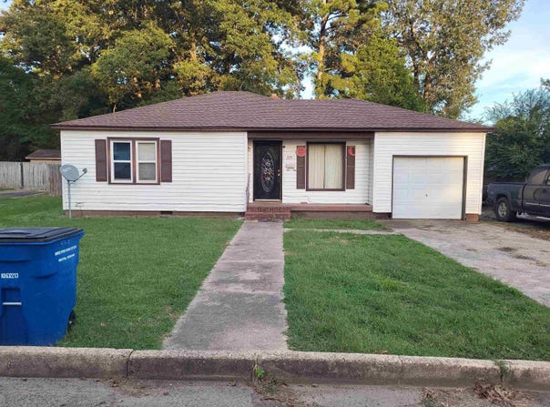 225 S Cagle St, Rector, AR 72461