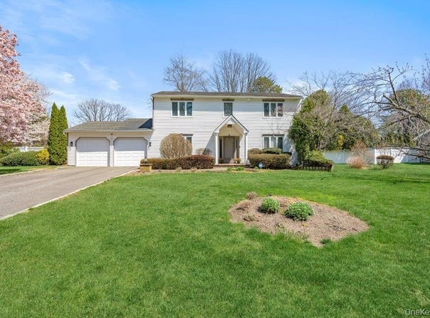18 Lincoln Avenue, Dix Hills, NY 11746