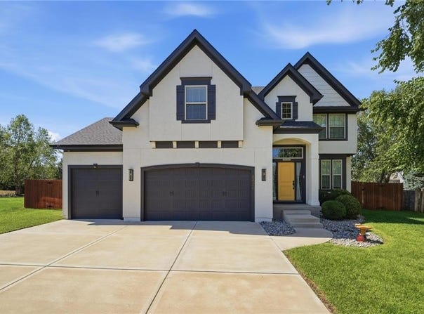 8426 GREEN Road, Lenexa, KS 66227