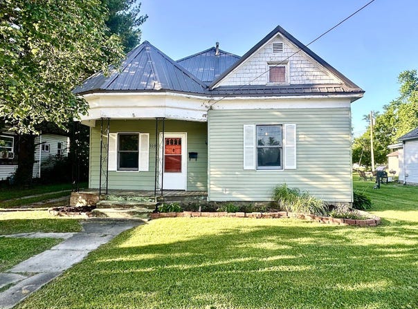 709 W North Ave, Flora, IL 62839