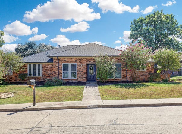 1910 Middle Glen Drive, Carrollton, TX 75007