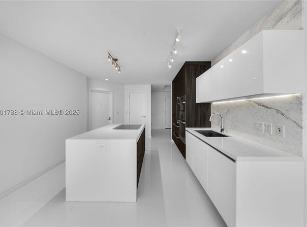 851 NE 1st AVE, Miami, FL 33132