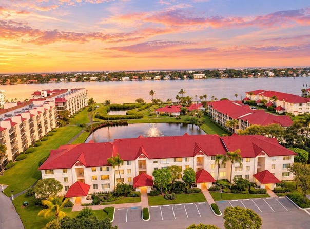 102 Half Moon Circle, Hypoluxo, FL 33462