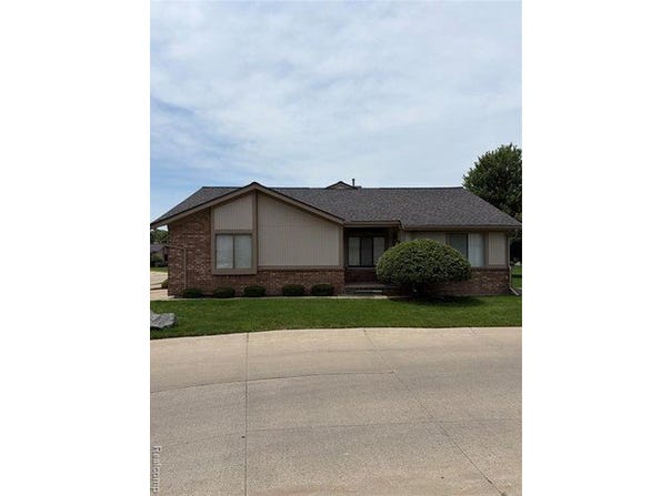 38763 Windmill Pointe N, Clinton Twp, MI 48038
