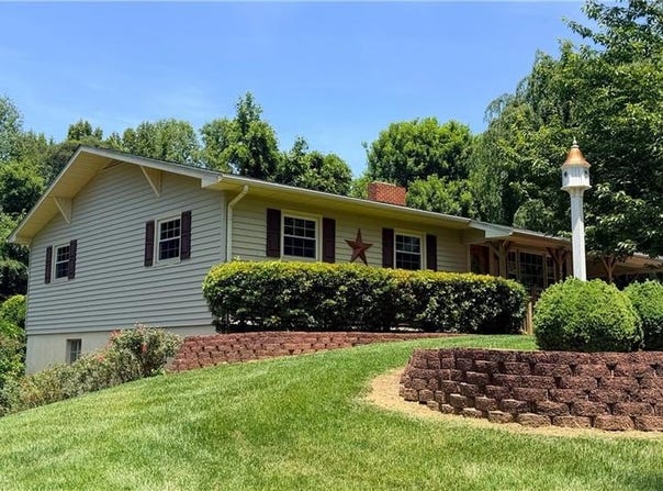 176 W Robin Road, Elkin, NC 28621