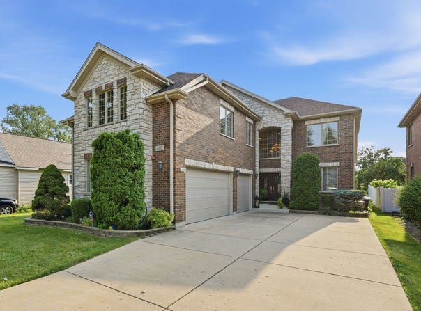 2272 Eastview Drive, Des Plaines, IL 60016