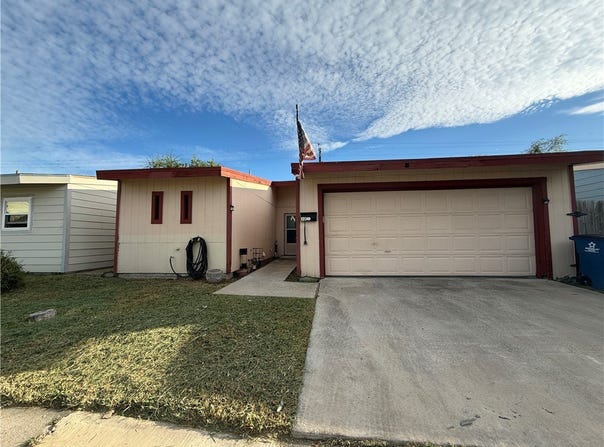 32 S Commonsway Drive, Portland, TX 78374