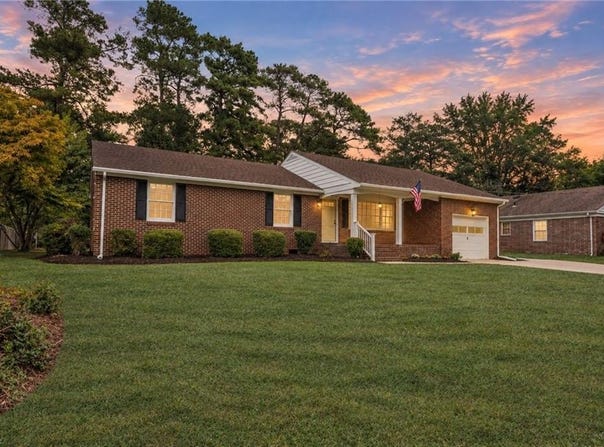 2821 Meadow Wood Dr E, Chesapeake, VA 23321