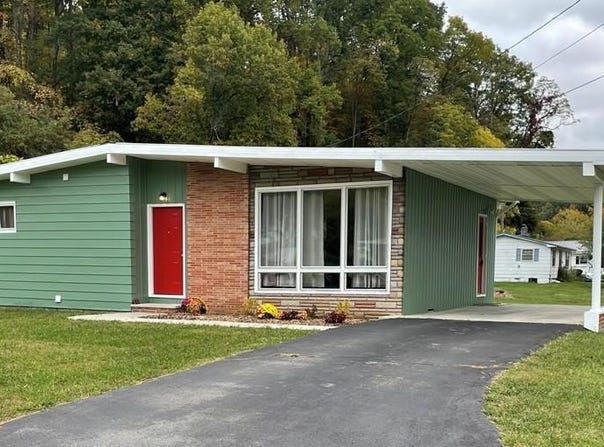 523 Docie St, Damascus, VA 24236-1110