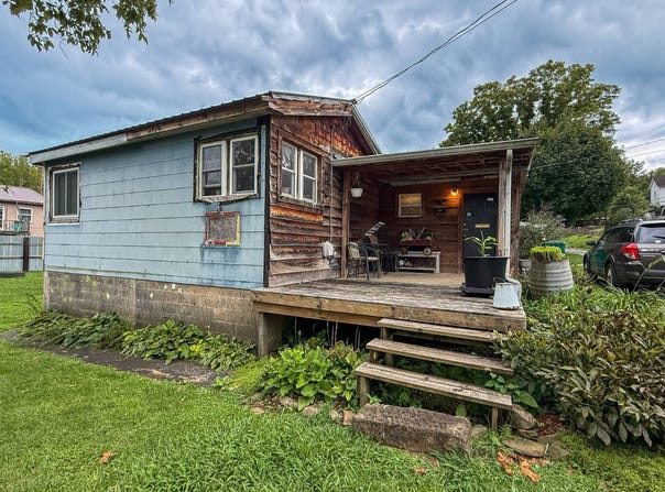 208 S Chestnut St, Sutton, WV 26601