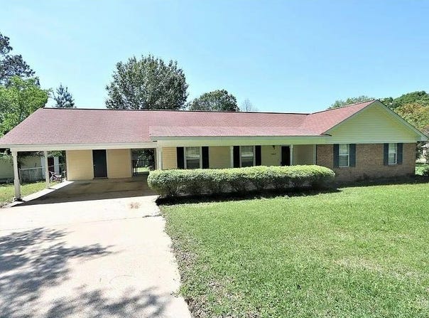 1067 Elvis Presley Dr, Tupelo, MS 38804