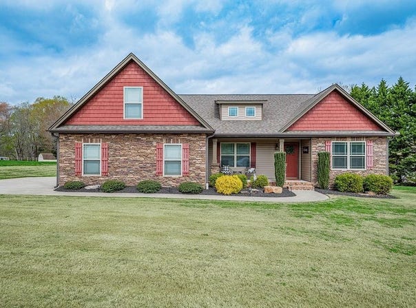 104 Millstone Dr, Campobello, SC 29322