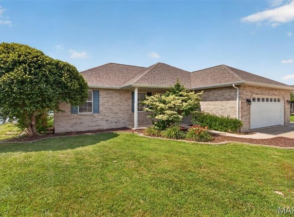 70 Bridgewater Lane, Highland, IL 62249