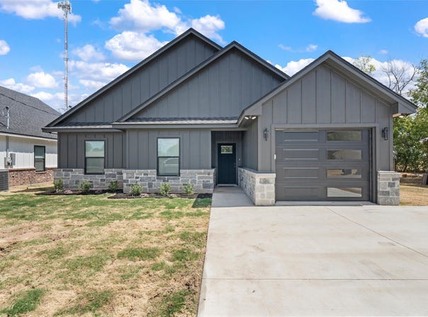 302 Johnson Street, McGregor, TX 76657