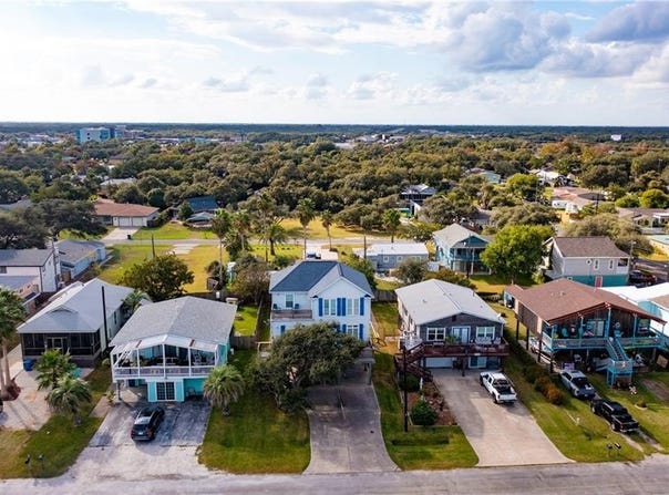 207 S 2nd Street, Rockport, TX 78382