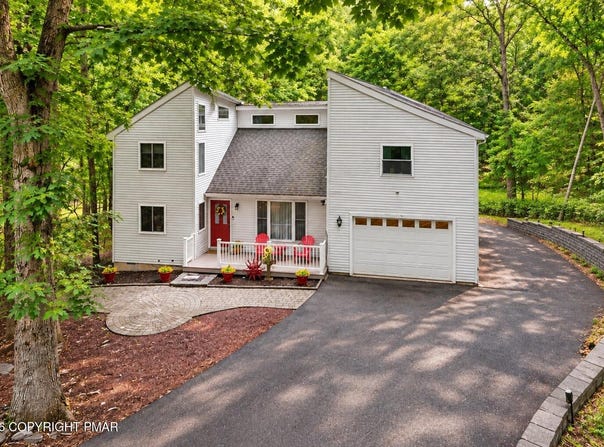 203 St Andrews Drive, Bushkill, PA 18324