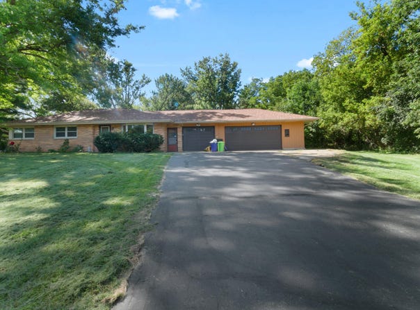 W222N8351 Plainview Pkwy, Sussex, WI 53089