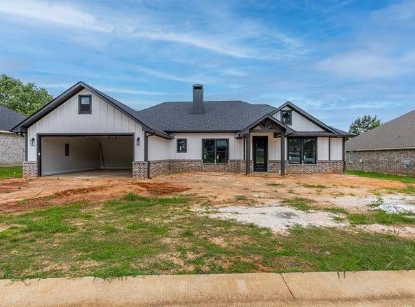 915 Spring Creek, Nacogdoches, TX 75965
