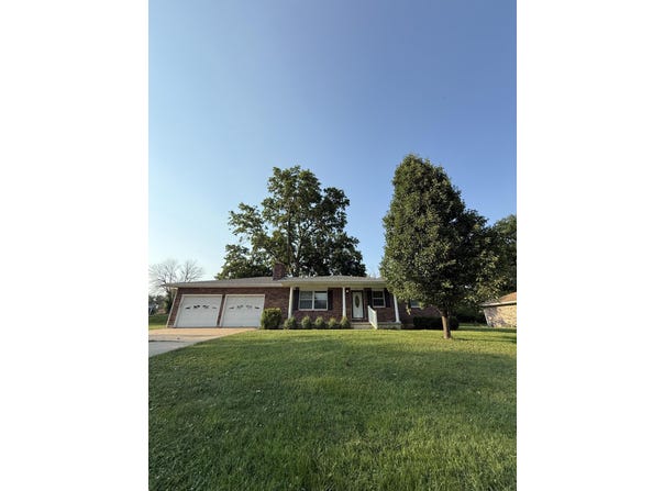 801 Overbrook Dr, Macon, MO 63552