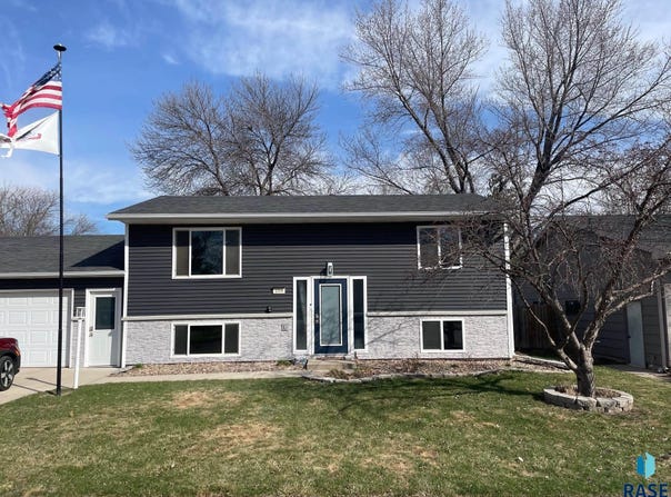 204 W Ponderosa Dr, Brandon, SD 57105