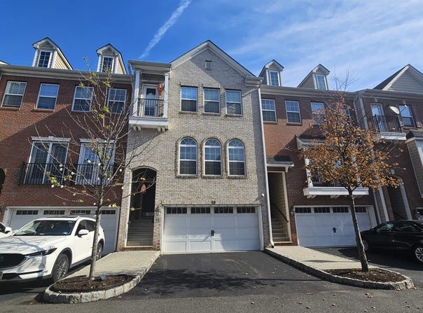 10 CREEKSIDE CT, Secaucus, NJ 07094