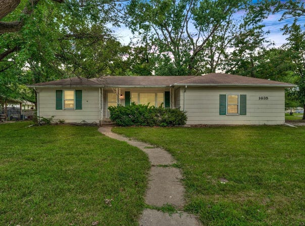1635 SW Burnett RD, Topeka, KS 66604