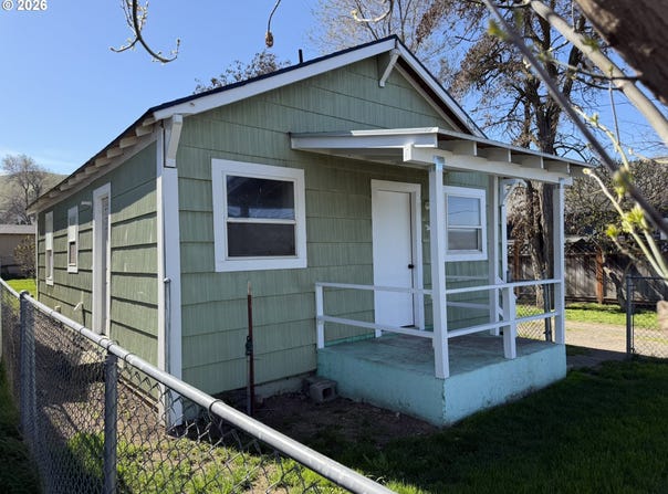 2406 E 10TH St, TheDalles, OR 97058