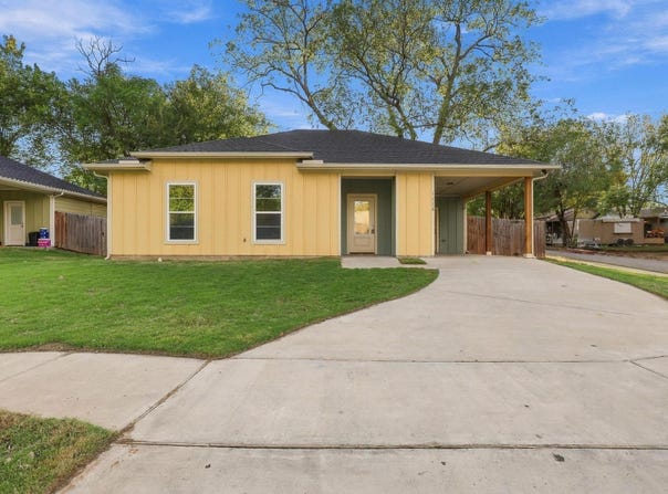 1116 S 6th Avenue, Denison, TX 75021