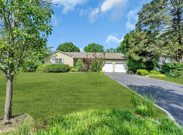 34 Aberdeen Road, Smithtown, NY 11787
